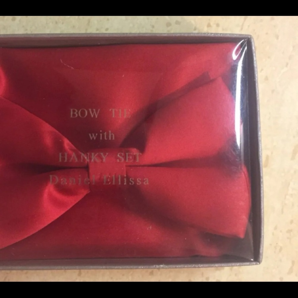 COPY - MEN'S DANIEL ELLISSA BOW TIE AND HANKY SET.